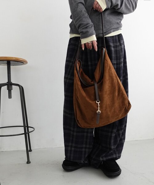 DISCOAT(ディスコート)の「【持ち運びも◎】金具使いくったりショルダーバッグ(ショルダーバッグ・レディース・キャメル/ブラック・FREE)」の10枚目の写真