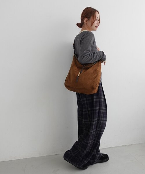 DISCOAT(ディスコート)の「【持ち運びも◎】金具使いくったりショルダーバッグ(ショルダーバッグ・レディース・キャメル/ブラック・FREE)」の7枚目の写真