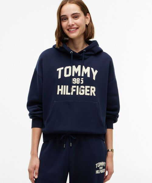 TOMMY HILFIGER(トミーヒルフィガー)の「バーシティフロッキーリラックスパーカー(スウェット・レディース・ネイビー/グレー・X-SMALL/SMALL)」の2枚目の写真