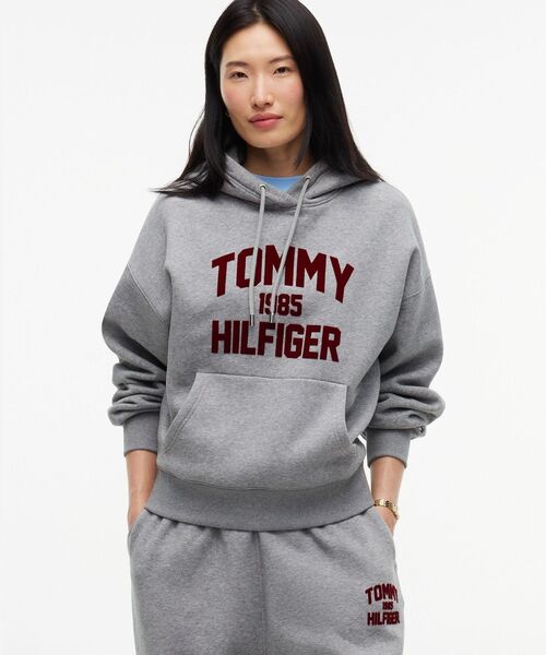 TOMMY HILFIGER(トミーヒルフィガー)の「バーシティフロッキーリラックスパーカー(スウェット・レディース・ネイビー/グレー・X-SMALL/SMALL)」の1枚目の写真