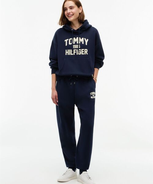 TOMMY HILFIGER(トミーヒルフィガー)の「バーシティフロッキーリラックスパーカー(スウェット・レディース・ネイビー/グレー・X-SMALL/SMALL)」の3枚目の写真