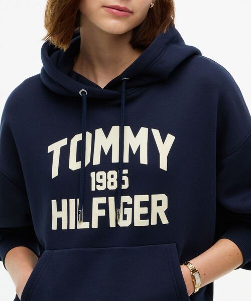 TOMMY HILFIGER(トミーヒルフィガー)の「バーシティフロッキーリラックスパーカー(スウェット・レディース・ネイビー/グレー・X-SMALL/SMALL)」の4枚目の写真