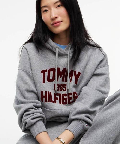 TOMMY HILFIGER(トミーヒルフィガー)の「バーシティフロッキーリラックスパーカー(スウェット・レディース・ネイビー/グレー・X-SMALL/SMALL)」の9枚目の写真