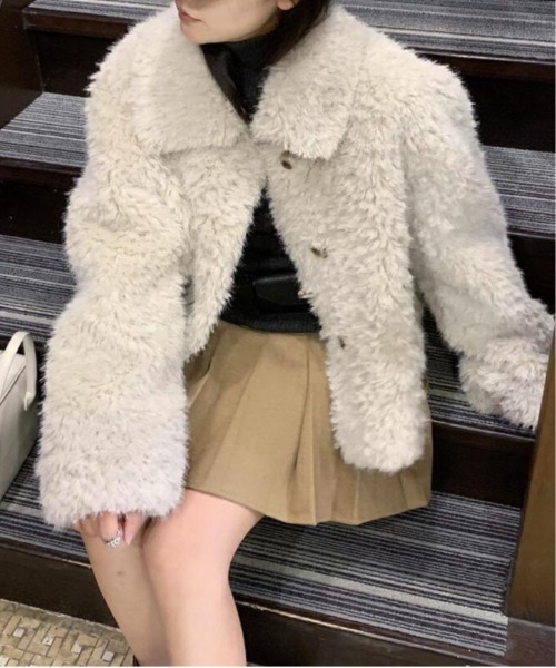 &soiree(アンドソワレ)の「襟付きフェイクファーショートブルゾン(ブルゾン・レディース・ライトグレー/レモンイエロー・SMALL/MEDIUM/LARGE)」の1枚目の写真