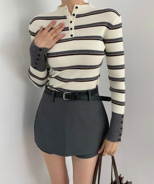 Girly Doll(ガーリードール)の「マルチボーダー袖ボタンヘンリーニット(ニット/セーター・レディース・オフホワイト/ネイビー/オレンジ/グレー/ブラウン・FREE)」の7枚目の写真