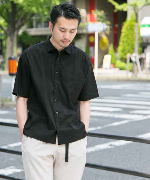 URBAN RESEARCH（アーバンリサーチ）の「UR LYCRA STRETCH LOOSE SHIRTS（シャツ/ブラウス・メンズ・ベージュ/グレー/ブラック/ホワイト・MEDIUM/LARGE）」の3枚目の写真