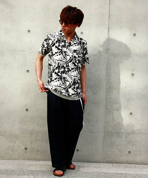 VENCEEXCHANGE（ヴァンスエクスチェンジ）の「WEB限定 トロピカル柄オープンカラーシャツ（シャツ/ブラウス・メンズ・ホワイト/ダークグレー・LARGE/MEDIUM）」の4枚目の写真