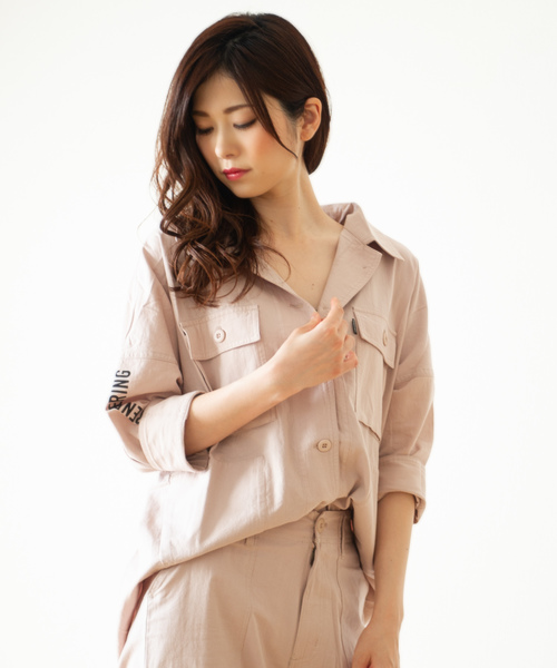 ROGER AND RAW（ロジャーアンドロウ）の「Roger&Raw / Backギャザーミリタリーシャツ（シャツ/ブラウス・レディース・ブラック/ベージュ/カーキ/スモークピンク・M）」の4枚目の写真