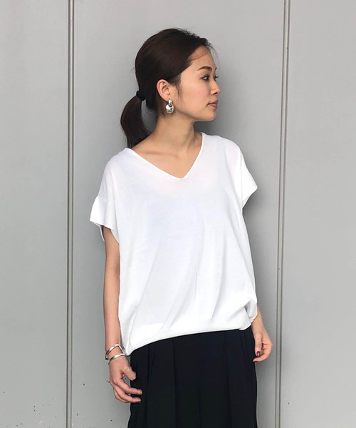 1er Arrondissement（プルミエアロンディスモン）の「ニュアンスVネックカットソー（ニット/セーター・レディース・ブラック/ホワイト/ブラウン/ベージュ・FREE）」の2枚目の写真
