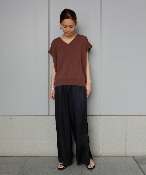 1er Arrondissement（プルミエアロンディスモン）の「ニュアンスVネックカットソー（ニット/セーター・レディース・ブラック/ホワイト/ブラウン/ベージュ・FREE）」の5枚目の写真