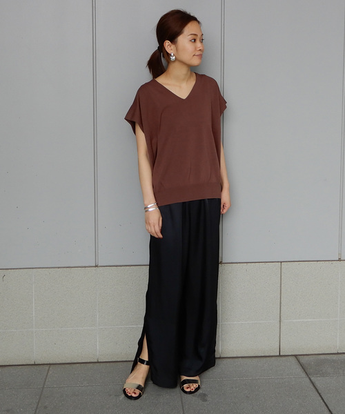 1er Arrondissement（プルミエアロンディスモン）の「ニュアンスVネックカットソー（ニット/セーター・レディース・ブラック/ホワイト/ブラウン/ベージュ・FREE）」の6枚目の写真