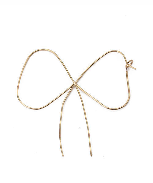 BEAMS BOY（ビームスボーイ）の「BEAMS BOY / リボンフープピアス（ピアス（両耳用）・レディース・ブラック系その他/ゴールド・ONE SIZE）」の3枚目の写真