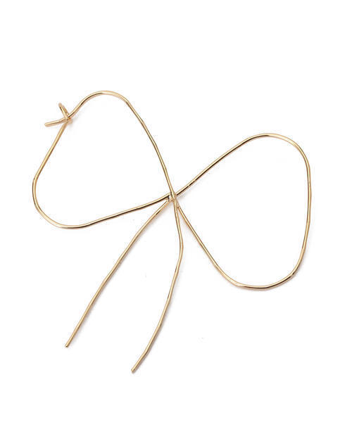 BEAMS BOY（ビームスボーイ）の「BEAMS BOY / リボンフープピアス（ピアス（両耳用）・レディース・ブラック系その他/ゴールド・ONE SIZE）」の4枚目の写真