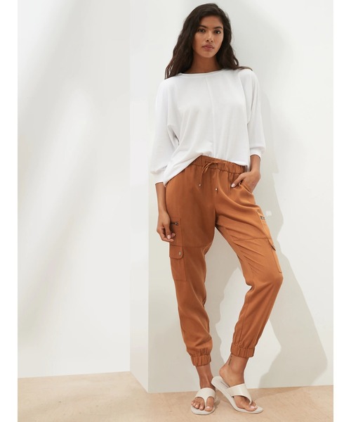 BANANA REPUBLIC FACTORY STORE（バナナリパブリック ファクトリーストア）の「BANANA REPUBLIC FACTORY STORE　　テンセル(TM)カーゴジョガーパンツ（カーゴパンツ・レディース・カーキ/ベージュ/ブラウン/ブラック/ベージュ系その他/ブラウン系その他2/グレー/アイボリー/ブラウン系その他/ライトブラウン/ネイビー/ベージュ系その他3/ベージュ系その他4/ワイン/ベージュ系その他5/ブルー系その他/その他3/グリーン/ベージュ系その他6/グレー系その他・M/S/L/XS）」の8枚目の写真