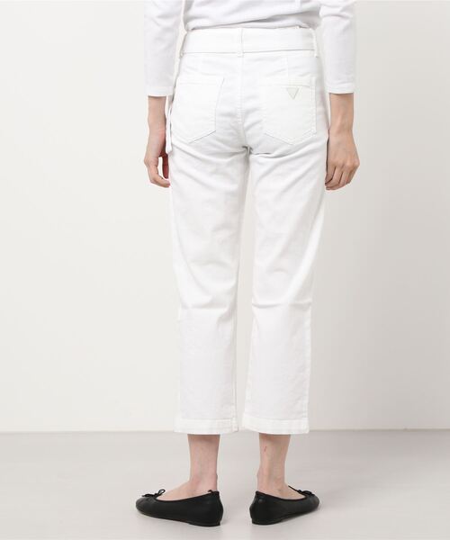 GUESS ホワイト ストレートデニム チェーン付き GUESS ホワイト ストレートデニム チェーン付き パンツ