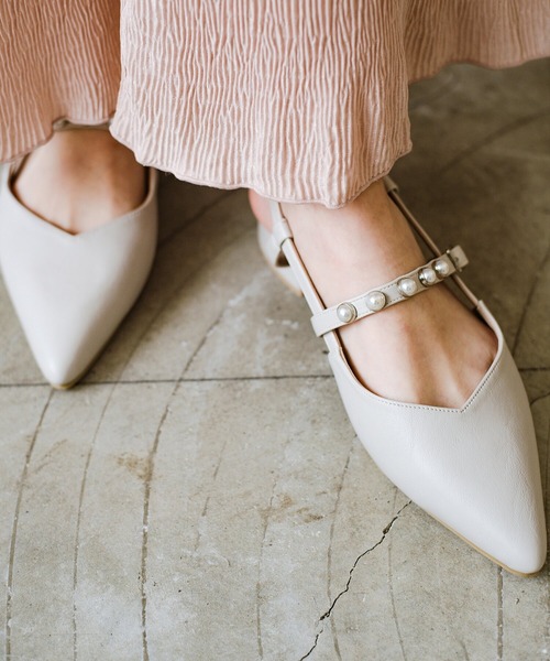 haco!（ハコ）の「シンプルコーデもパパッと華やぐ！ツヤっとプラパールがおめかし気分を高めてくれるポインテッドパンプス（パンプス・レディース・ライトグレー/ブラック・1/2/4/6/3/5）」の2枚目の写真