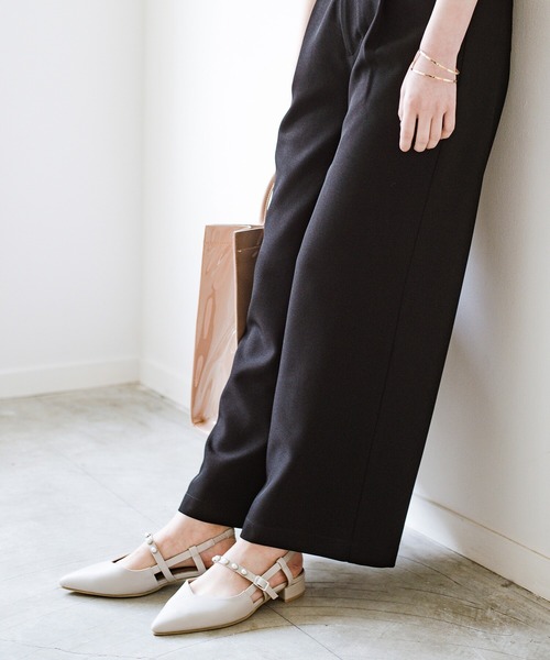 haco!（ハコ）の「シンプルコーデもパパッと華やぐ！ツヤっとプラパールがおめかし気分を高めてくれるポインテッドパンプス（パンプス・レディース・ライトグレー/ブラック・1/2/4/6/3/5）」の3枚目の写真