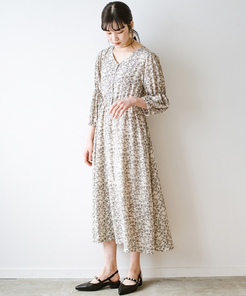 haco!（ハコ）の「シンプルコーデもパパッと華やぐ！ツヤっとプラパールがおめかし気分を高めてくれるポインテッドパンプス（パンプス・レディース・ライトグレー/ブラック・1/2/4/6/3/5）」の4枚目の写真