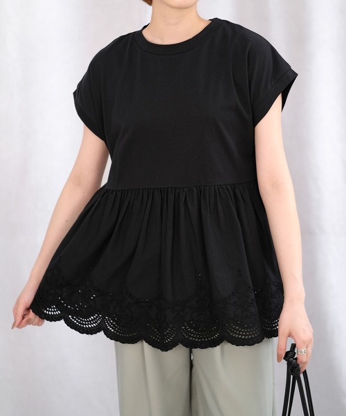 ＡＮＤＪ（アンドジェイ）の「ウエスト切替スカラップ刺繍フレンチ袖ペプラムトップス（Tシャツ/カットソー・レディース・ブラック/ホワイト・M）」の2枚目の写真