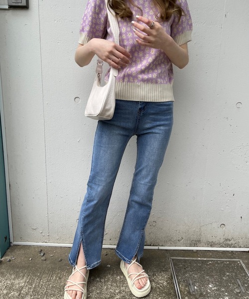 WEGO(ウィゴー)の「WEGO/スリットフレアデニムパンツ(デニムパンツ・レディース・ブラック/ブルー・SMALL/MEDIUM/LARGE)」の4枚目の写真