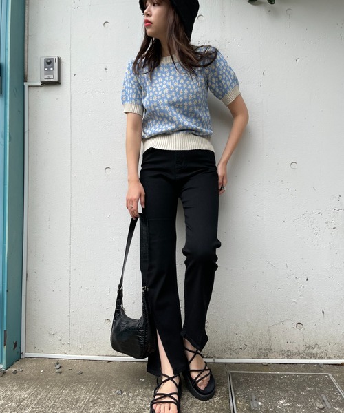 WEGO(ウィゴー)の「WEGO/スリットフレアデニムパンツ(デニムパンツ・レディース・ブラック/ブルー・SMALL/MEDIUM/LARGE)」の9枚目の写真