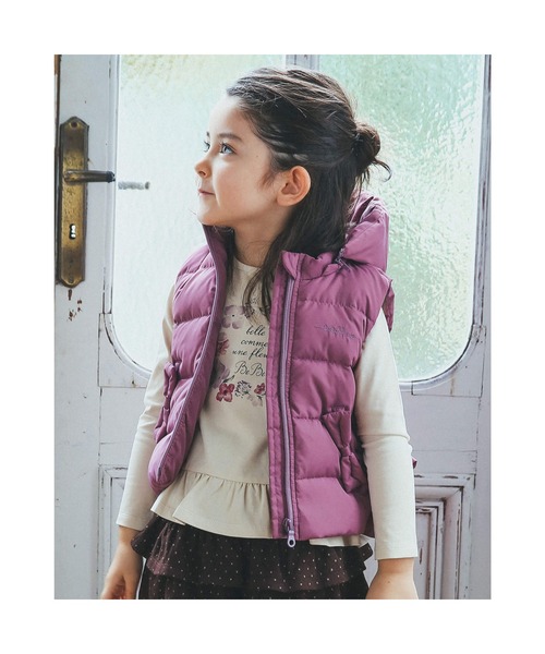 BeBe（ベベ）の「BeBe/フリルリボンポケットタフタダウンベスト(90~150cm)（ベスト・キッズ・ネイビー/ピンク・120/140/100/150/130/90/110）」の2枚目の写真