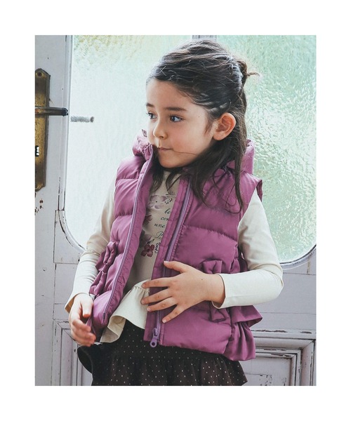 BeBe（ベベ）の「BeBe/フリルリボンポケットタフタダウンベスト(90~150cm)（ベスト・キッズ・ネイビー/ピンク・120/140/100/150/130/90/110）」の3枚目の写真