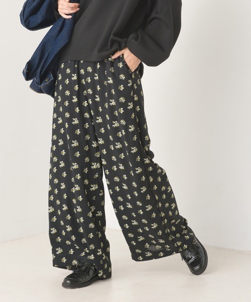 OMNES（オムネス）の「フラワープリントイージーパンツ（その他パンツ・レディース・ブラック/ブラウン・FREE）」の2枚目の写真