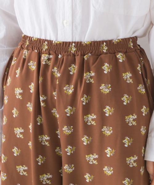 OMNES（オムネス）の「フラワープリントイージーパンツ（その他パンツ・レディース・ブラック/ブラウン・FREE）」の3枚目の写真