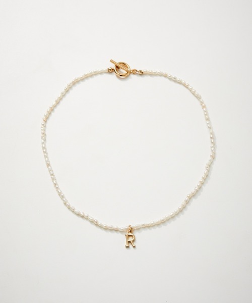 ADAM ET ROPE'（アダムエロペ）の「【LES BIJOUX】淡水パールイニシャルネックレス（ネックレス・レディース・ゴールド/ゴールド系その他/ゴールド系その他2/その他1/その他2/その他3・FREE）」の4枚目の写真