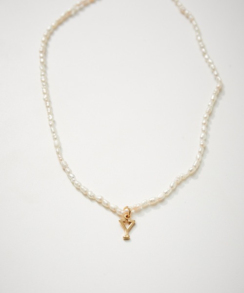 ADAM ET ROPE'（アダムエロペ）の「【LES BIJOUX】淡水パールイニシャルネックレス（ネックレス・レディース・ゴールド/ゴールド系その他/ゴールド系その他2/その他1/その他2/その他3・FREE）」の6枚目の写真