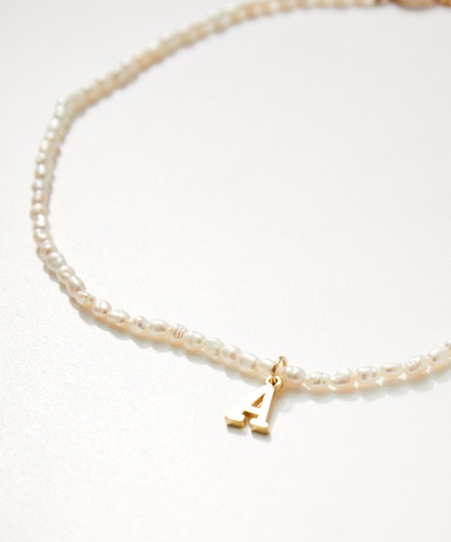 ADAM ET ROPE'（アダムエロペ）の「【LES BIJOUX】淡水パールイニシャルネックレス（ネックレス・レディース・ゴールド/ゴールド系その他/ゴールド系その他2/その他1/その他2/その他3・FREE）」の2枚目の写真
