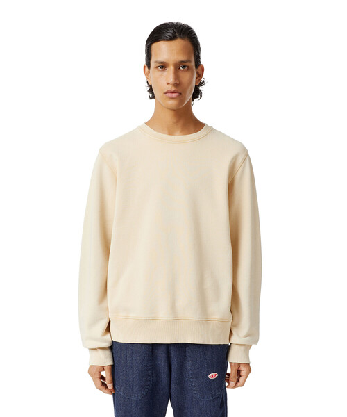 DIESEL(ディーゼル)の「メンズ スウェット プルオーバ レギュラーフィット(スウェット・メンズ・サンドベージュ/オリーブ/ブラウン系その他/ネイビー・LARGE/XX-LARGE/SMALL/MEDIUM/X-LARGE/X-SMALL/XXX-LARGE)」の3枚目の写真