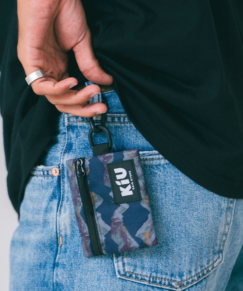 KiU（キウ）の「ウォーターリペレントマルチケース（ポーチ・レディース・カモフラージュ/ホワイト×ブルー/ホワイト系その他/ブラック系その他/その他10/ゼブラ/アニマル/カラフル/ブルー系その他/レッド系その他/ブラック/ブラック系その他2/マルチ/ブルーグリーン/イエロー/タイガーカモ/ブラック×カーキ/ブラウン/ブルー系その他2/ベージュ系その他/レオパード・FREE）」の6枚目の写真