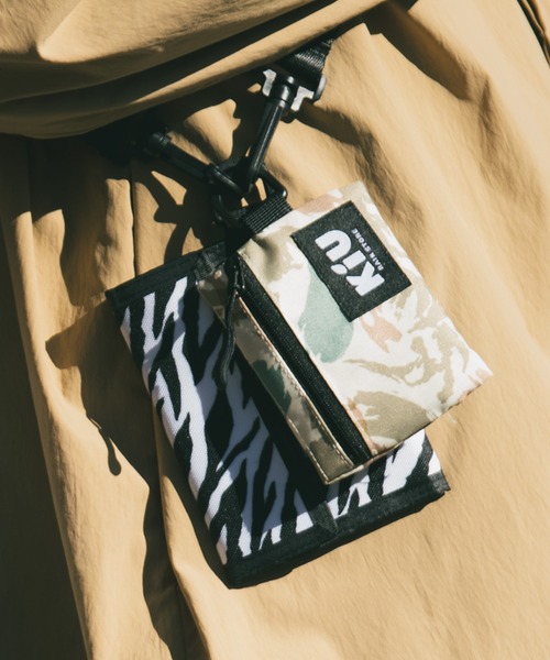 KiU（キウ）の「ウォーターリペレントマルチケース（ポーチ・レディース・カモフラージュ/ホワイト×ブルー/ホワイト系その他/ブラック系その他/その他10/ゼブラ/アニマル/カラフル/ブルー系その他/レッド系その他/ブラック/ブラック系その他2/マルチ/ブルーグリーン/イエロー/タイガーカモ/ブラック×カーキ/ブラウン/ブルー系その他2/ベージュ系その他/レオパード・FREE）」の15枚目の写真