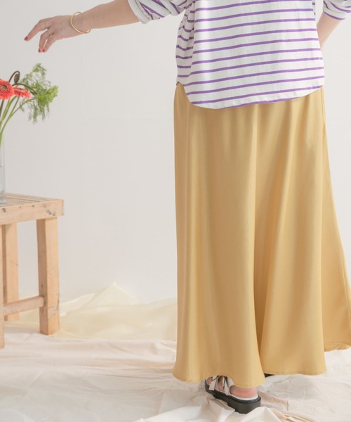 ITEMS URBANRESEARCH(アイテムズ アーバンリサーチ)の「サテンフレアスカート(スカート・レディース・イエロー/グリーン/アイボリー・FREE)」の1枚目の写真