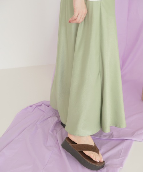 ITEMS URBANRESEARCH(アイテムズ アーバンリサーチ)の「サテンフレアスカート(スカート・レディース・イエロー/グリーン/アイボリー・FREE)」の4枚目の写真