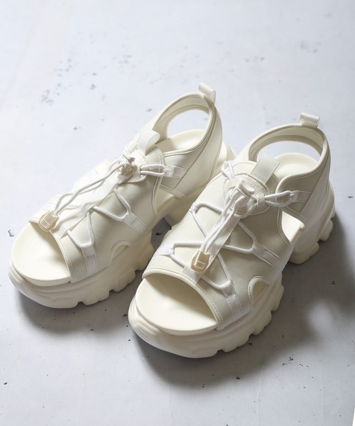 SPINNS（スピンズ）の「厚底スポーツサンダル（サンダル・レディース・ブラック×ブラック/ホワイト×ホワイト/ブラック×ホワイト・M/L/LL）」の2枚目の写真