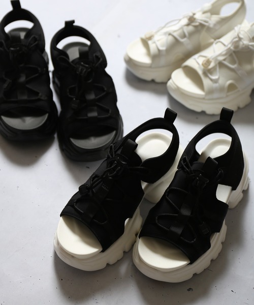 SPINNS（スピンズ）の「厚底スポーツサンダル（サンダル・レディース・ブラック×ブラック/ホワイト×ホワイト/ブラック×ホワイト・M/L/LL）」の11枚目の写真