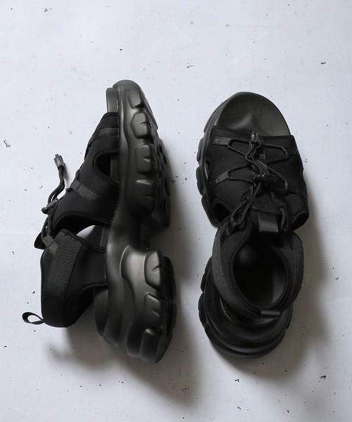 SPINNS（スピンズ）の「厚底スポーツサンダル（サンダル・レディース・ブラック×ブラック/ホワイト×ホワイト/ブラック×ホワイト・M/L/LL）」の10枚目の写真