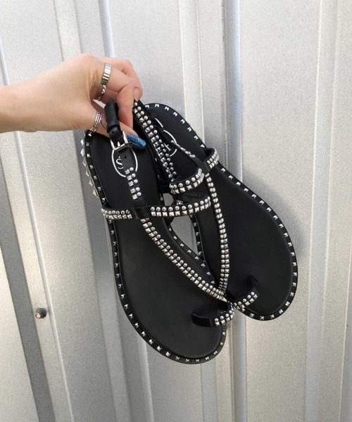 ASH（アッシュ）の「【PEARL】スタッズトングサンダル（サンダル・レディース・ブラック・35/36/37/38/39）」の2枚目の写真