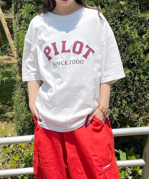 PairPair（ペアペア）の「アーチロゴカレッジプリントTEE(ユニセックス)（Tシャツ/カットソー・メンズ・オフホワイト/マスタード/ホワイト系・MEDIUM/LARGE）」の2枚目の写真