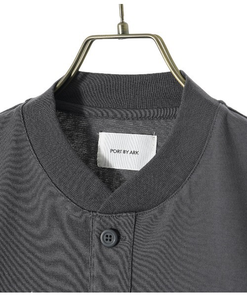 PORT BY ARK（ポートバイアーク）の「PORT BY ARK / ポートバイアーク：Henry neck SS T-shirt：PO11-T005[COR]（Tシャツ/カットソー・メンズ・オフホワイト/チャコール・2）」の14枚目の写真