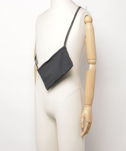 MASSIVE STORE（マッシブストア）の「【implres/インプレス】easy square shoulder bag イージースクエア ショルダー バッグ（ショルダーバッグ・メンズ・ブラック/グレー・FREE）」の6枚目の写真
