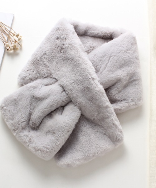 CLEA（クレア）の「フェイクファーティペット（マフラー・レディース・ホワイト/ブラック/ライトグレー・FREE）」の4枚目の写真