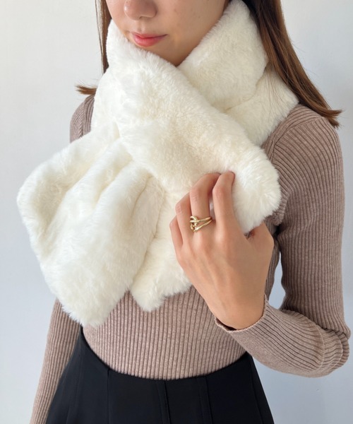 CLEA（クレア）の「フェイクファーティペット（マフラー・レディース・ホワイト/ブラック/ライトグレー・FREE）」の11枚目の写真
