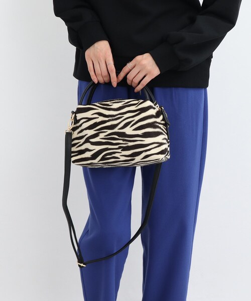 SHOO・LA・RUE(シューラルー)の「◆フェイクファーミニショルダー(ショルダーバッグ・レディース・ダークグレー/サンドベージュ/ブラック系3/アイボリー・00)」の2枚目の写真