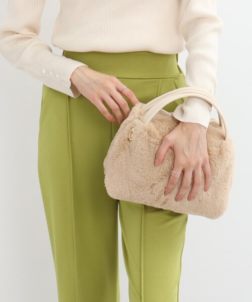 SHOO・LA・RUE(シューラルー)の「◆フェイクファーミニショルダー(ショルダーバッグ・レディース・ダークグレー/サンドベージュ/ブラック系3/アイボリー・00)」の1枚目の写真