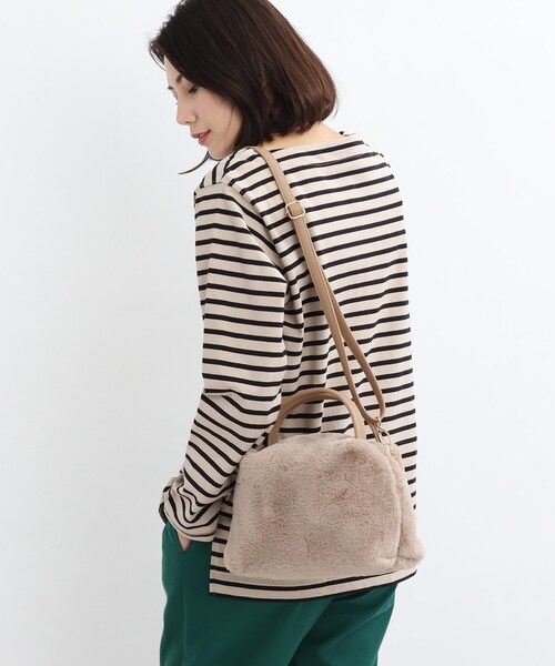 SHOO・LA・RUE(シューラルー)の「◆フェイクファーミニショルダー(ショルダーバッグ・レディース・ダークグレー/サンドベージュ/ブラック系3/アイボリー・00)」の4枚目の写真