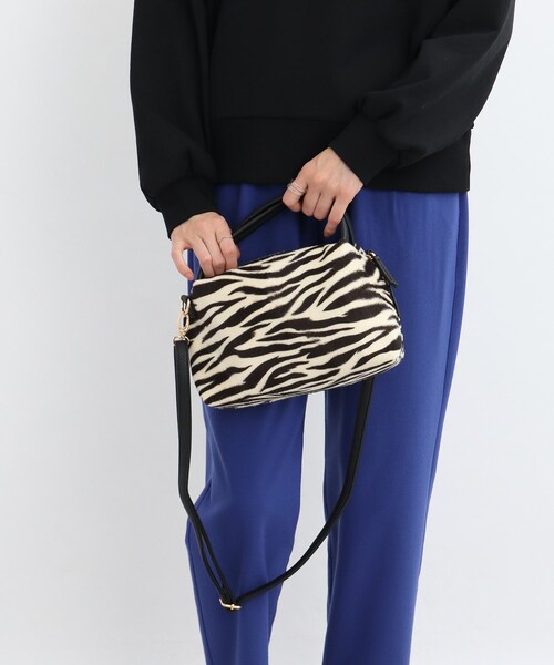 SHOO・LA・RUE(シューラルー)の「◆フェイクファーミニショルダー(ショルダーバッグ・レディース・ダークグレー/サンドベージュ/ブラック系3/アイボリー・00)」の16枚目の写真